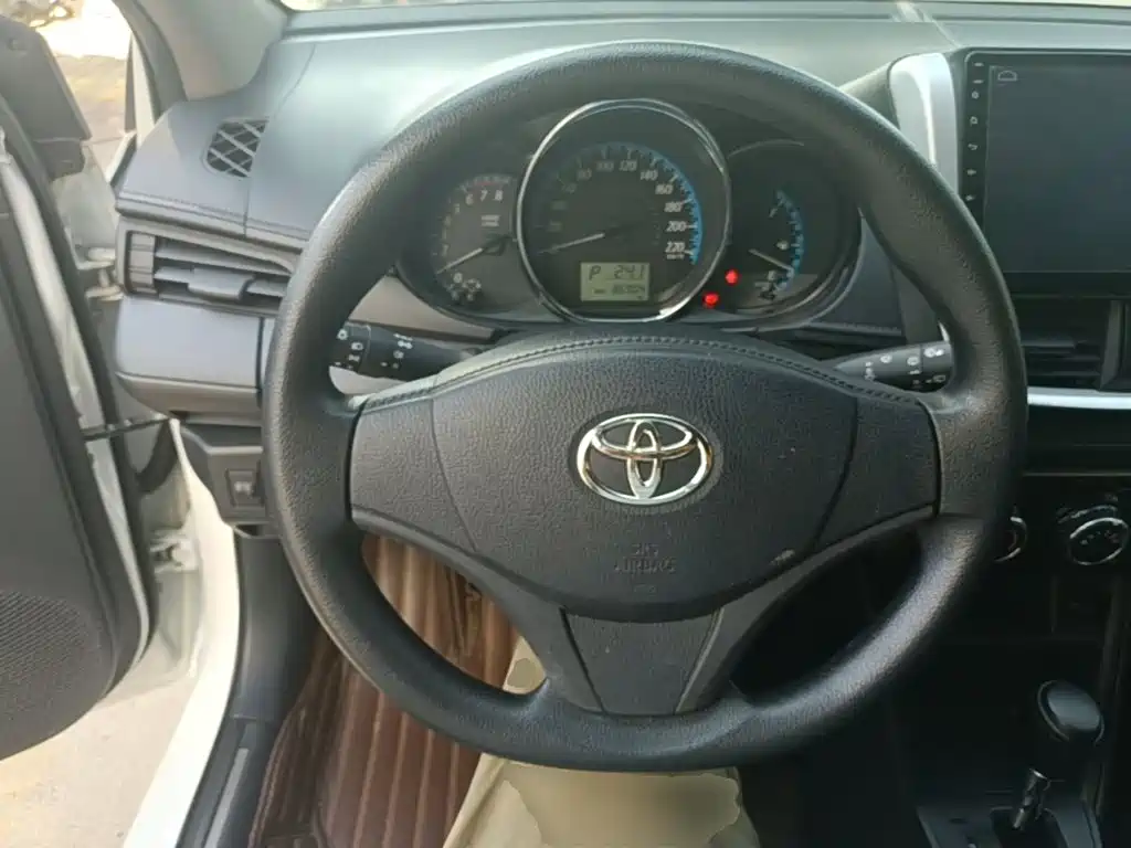 Toyota Yaris L — фото 11