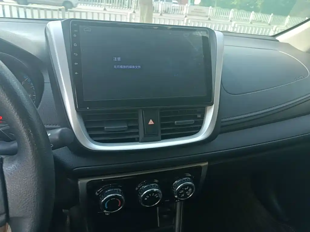 Toyota Yaris L — фото 13