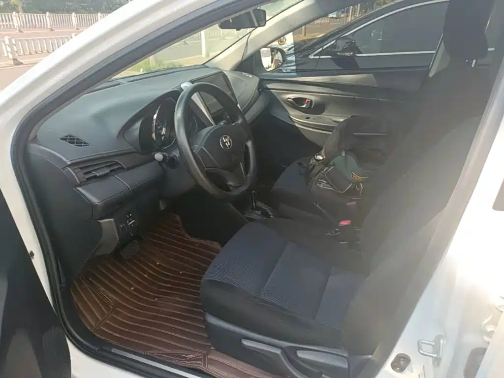 Toyota Yaris L — фото 15