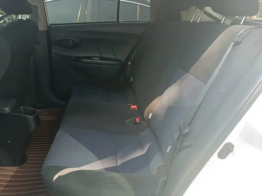 Toyota Yaris L — фото 17