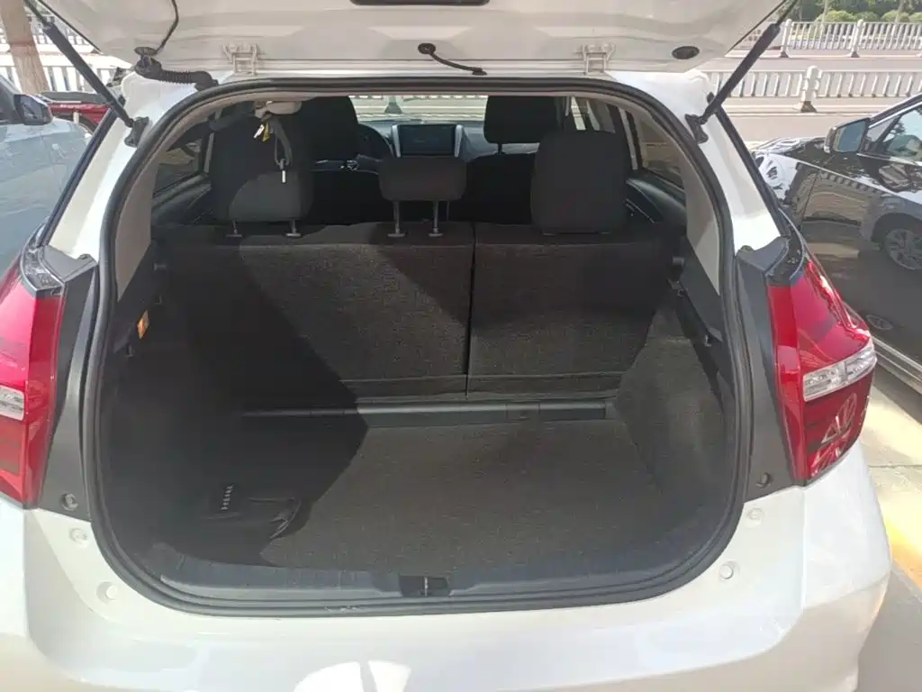 Toyota Yaris L — фото 19