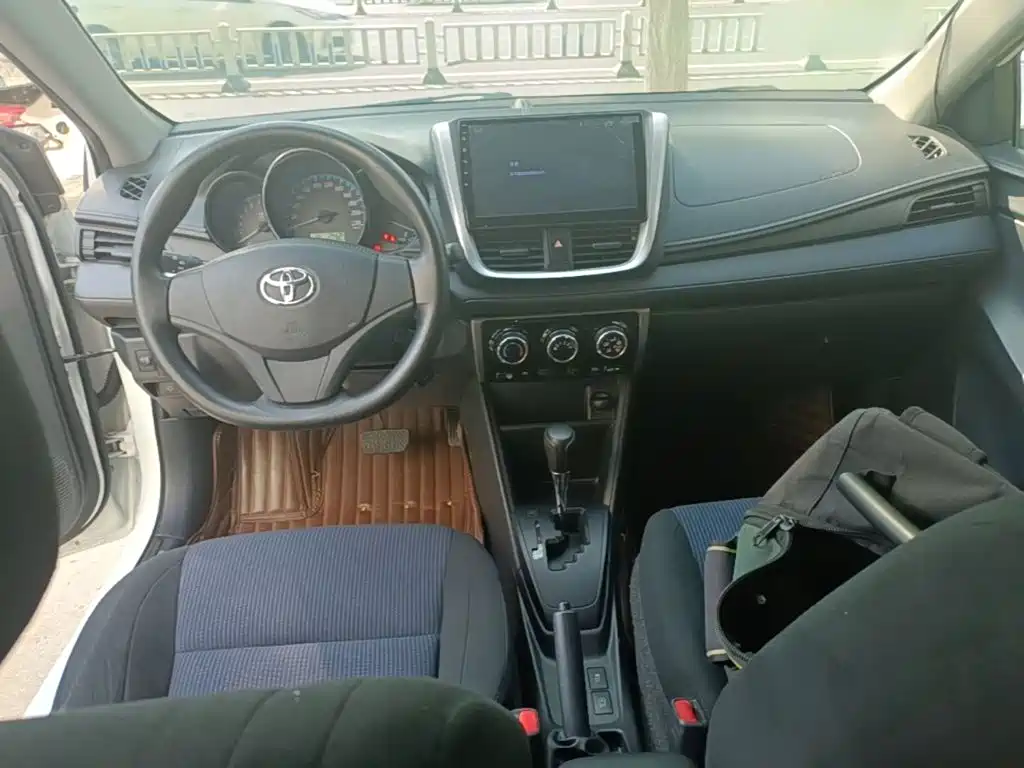Toyota Yaris L — фото 10