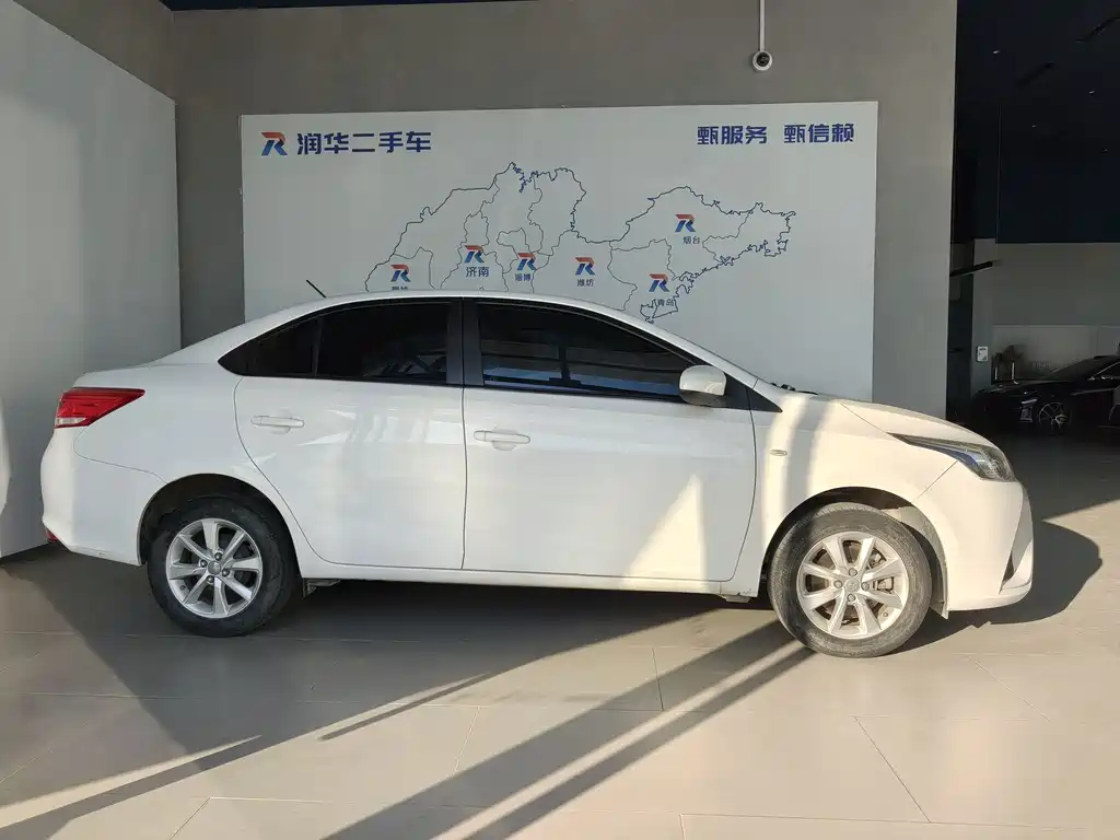 Toyota Yaris L — фото 3