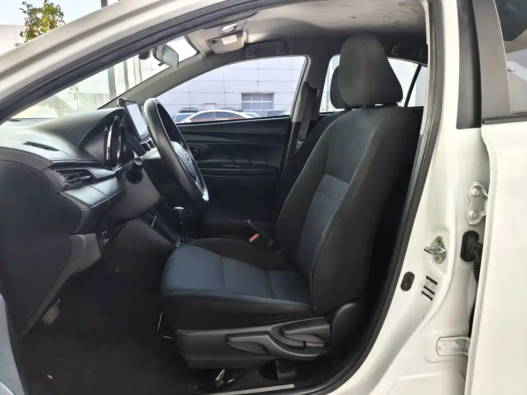 Toyota Yaris L — фото 6
