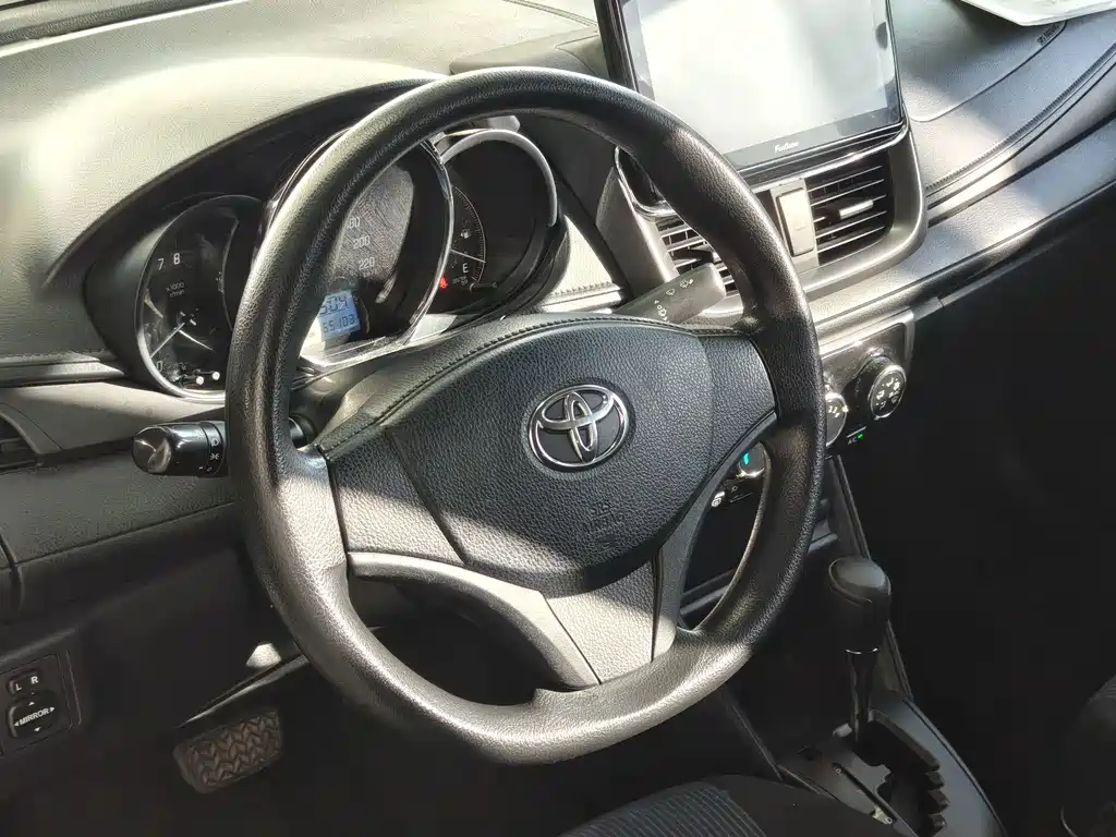 Toyota Yaris L — фото 8