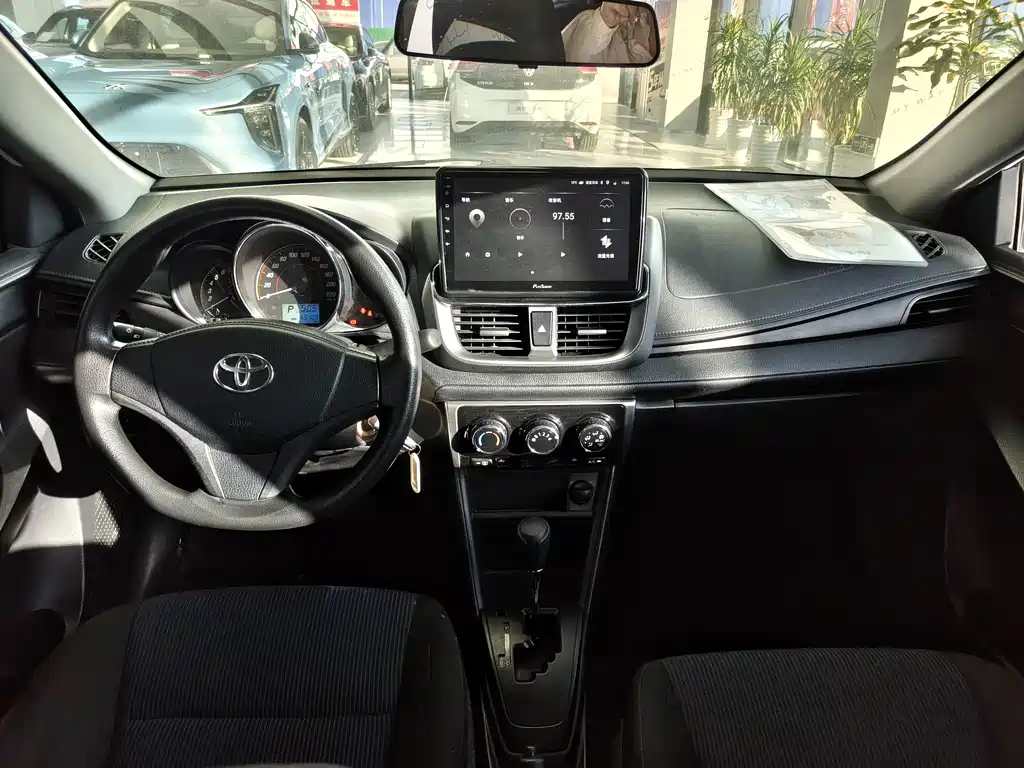 Toyota Yaris L — фото 10
