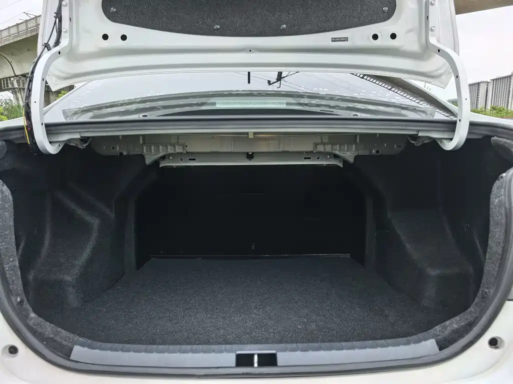 Toyota Yaris L — фото 13