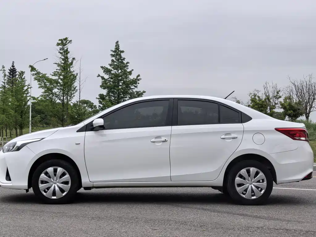 Toyota Yaris L — фото 14