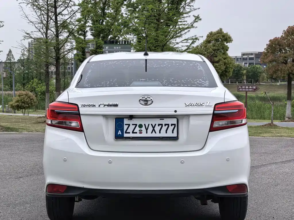 Toyota Yaris L — фото 15