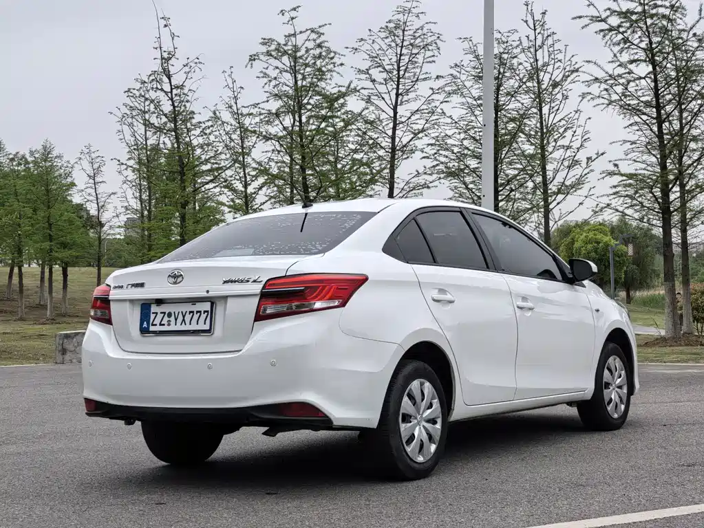 Toyota Yaris L — фото 17
