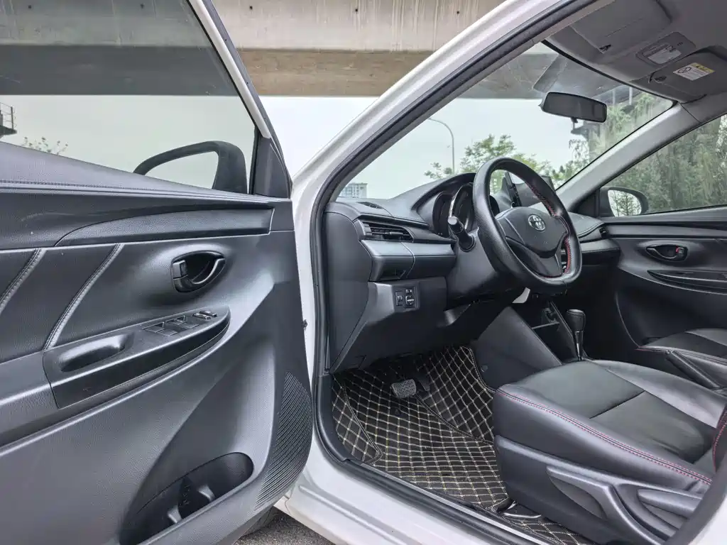 Toyota Yaris L — фото 3
