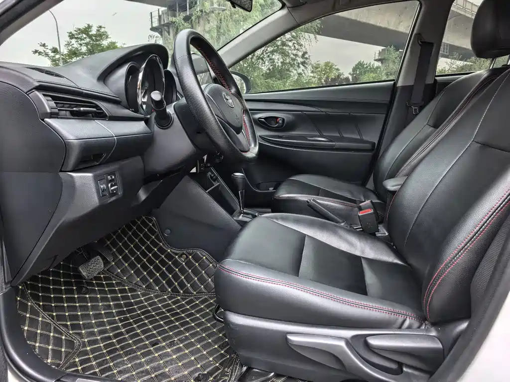 Toyota Yaris L — фото 4