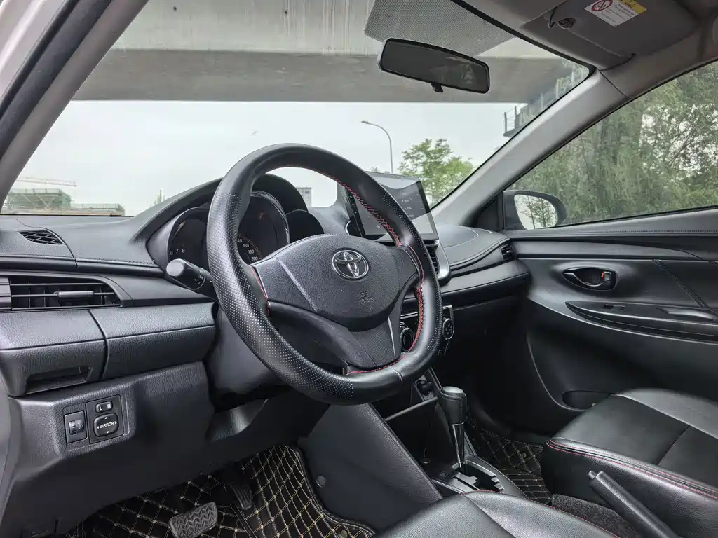 Toyota Yaris L — фото 5