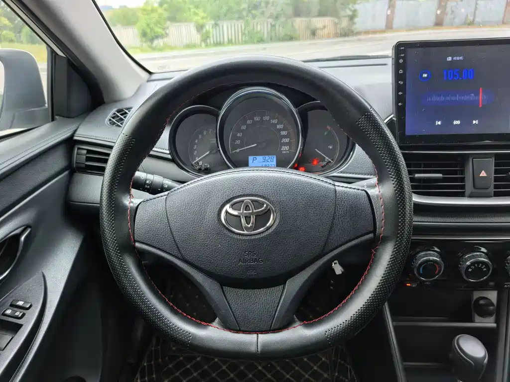 Toyota Yaris L — фото 7