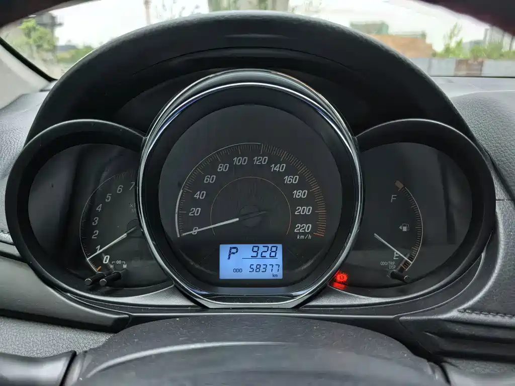 Toyota Yaris L — фото 8