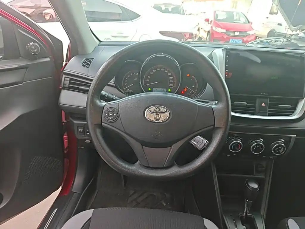 Toyota Yaris L — фото 11