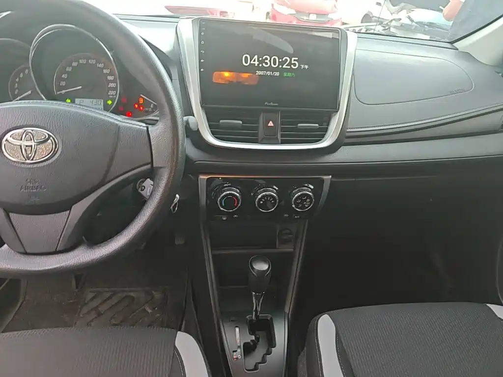 Toyota Yaris L — фото 13