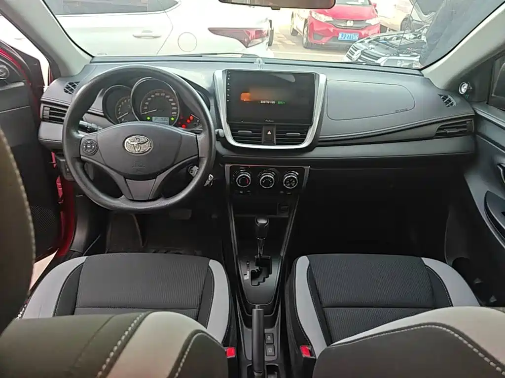 Toyota Yaris L — фото 10