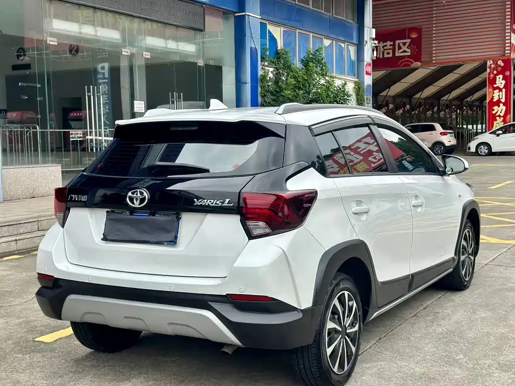 Toyota Yaris L — фото 4