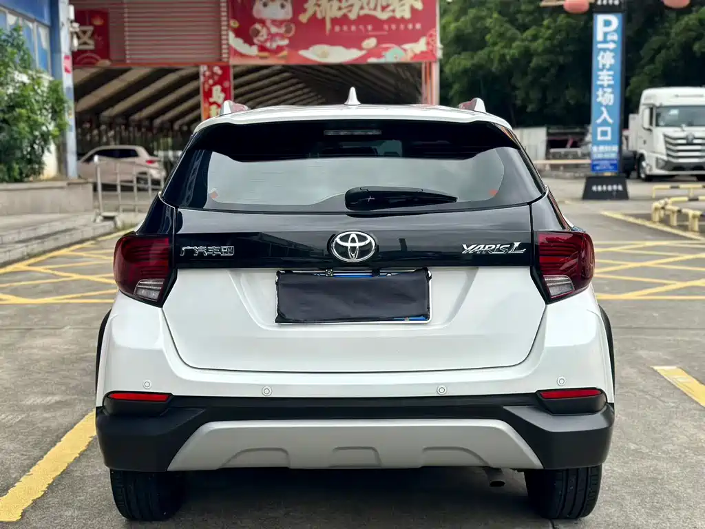 Toyota Yaris L — фото 5