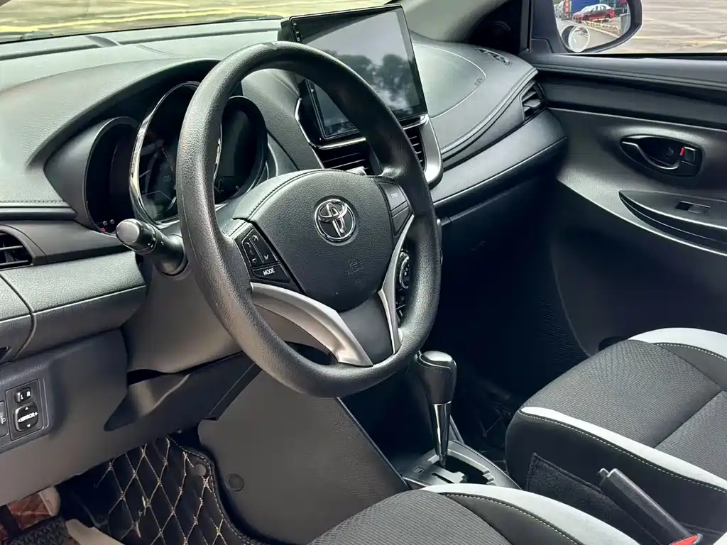 Toyota Yaris L — фото 7