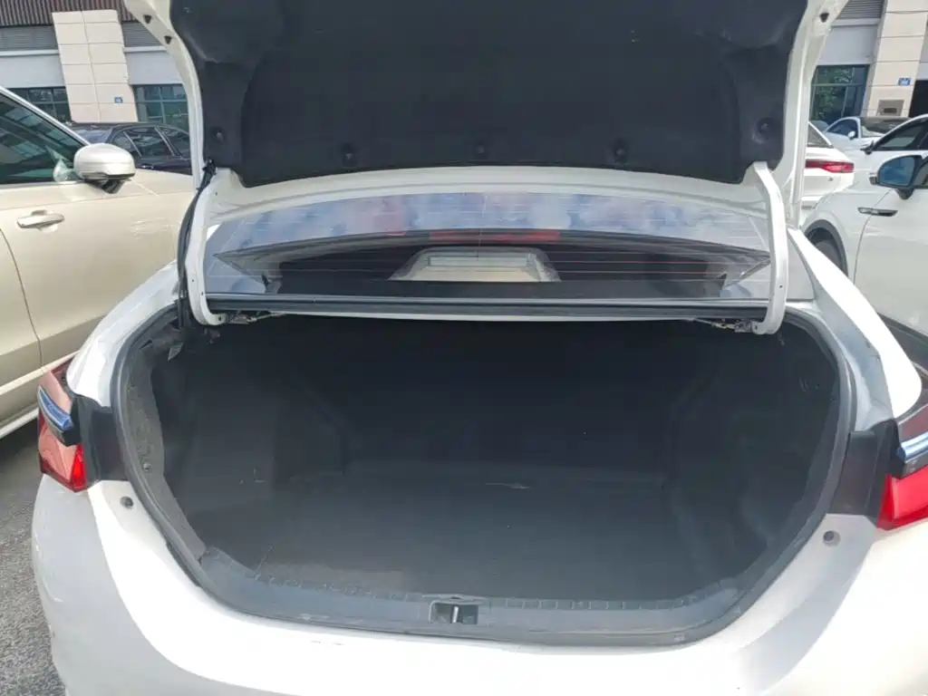 Toyota Corolla Hybrid — фото 19