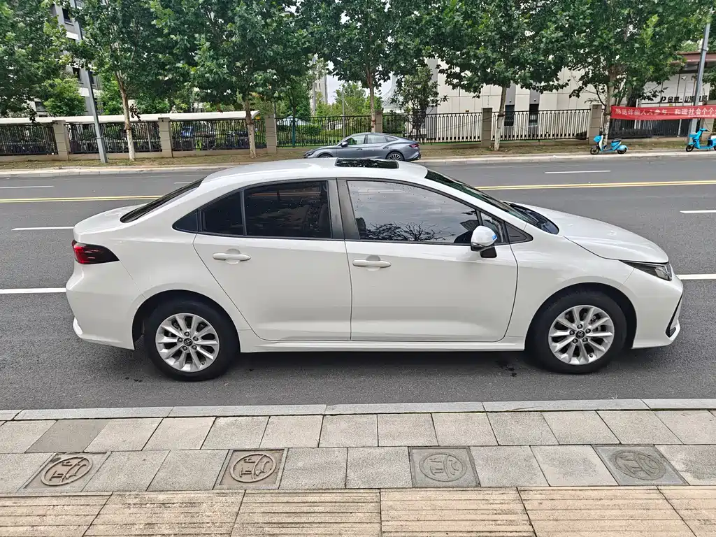 Toyota Corolla — фото 4