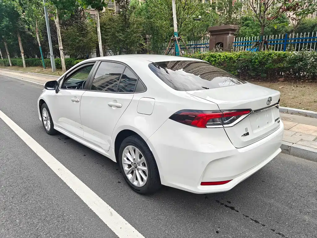 Toyota Corolla — фото 7
