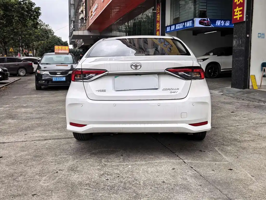 Toyota Corolla — фото 14