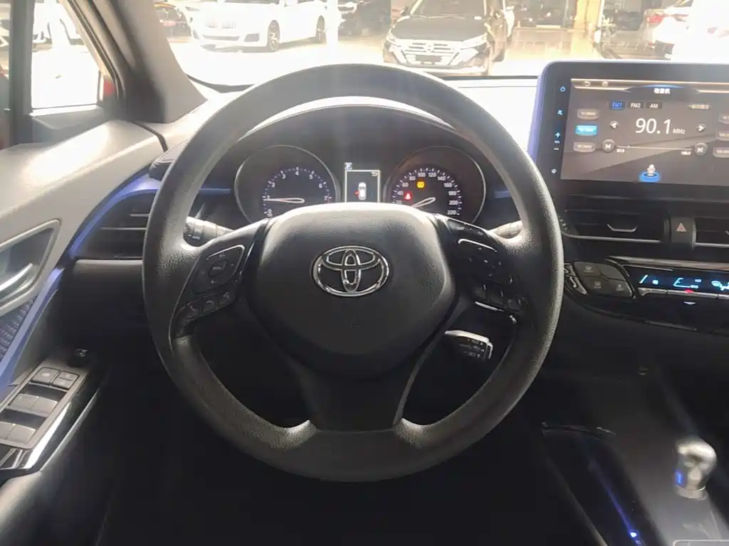 Toyota C-HR — фото 11