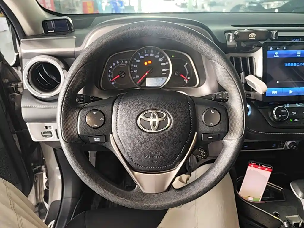 Toyota RAV4 — фото 11