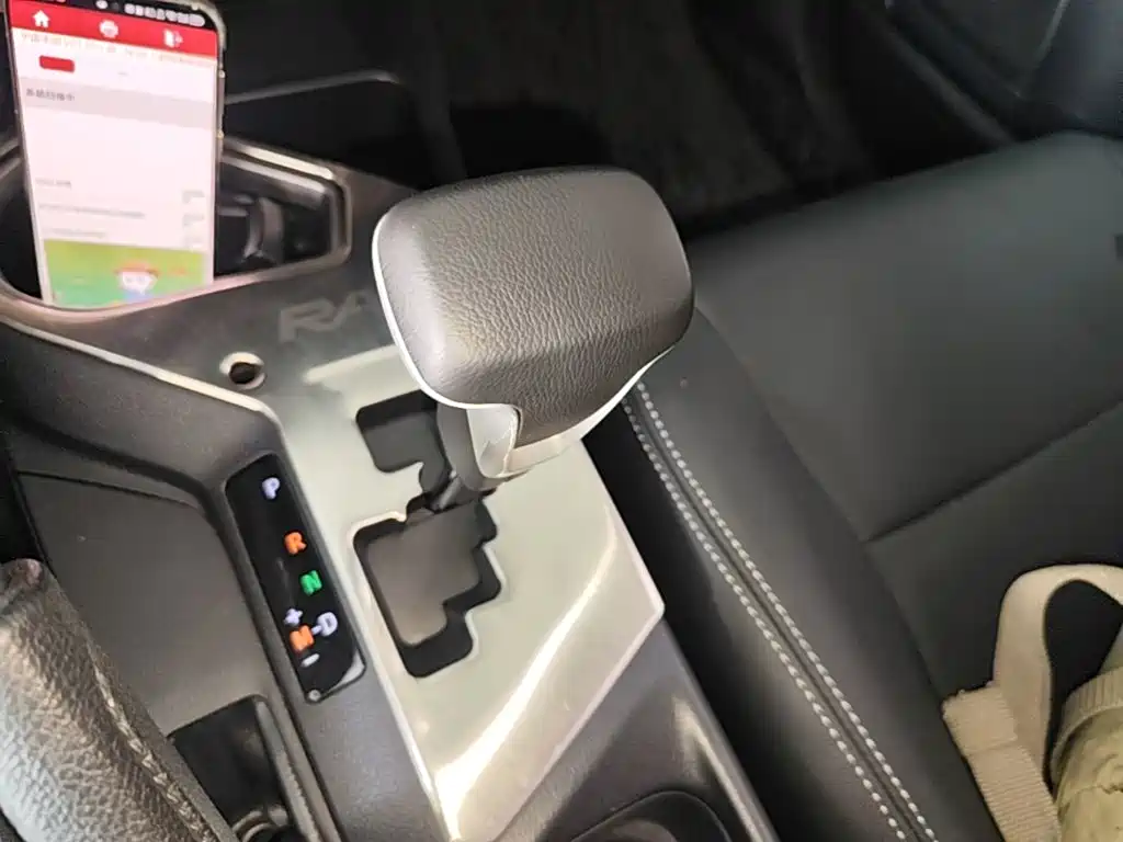 Toyota RAV4 — фото 14