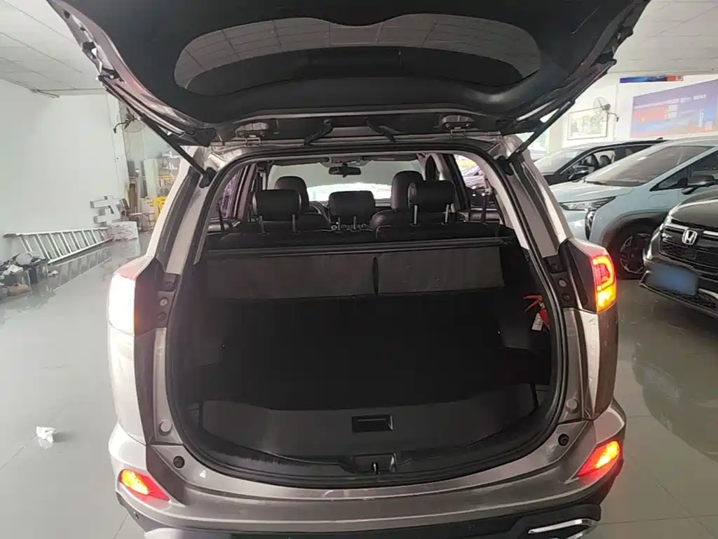 Toyota RAV4 — фото 19