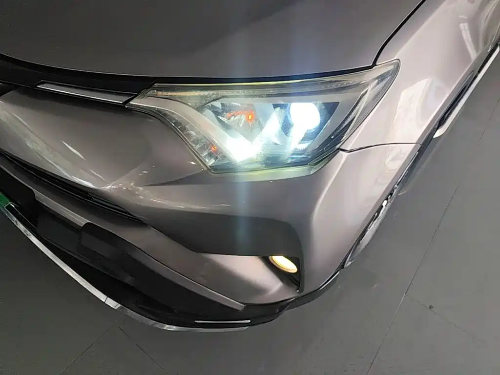 Toyota RAV4 — фото 24