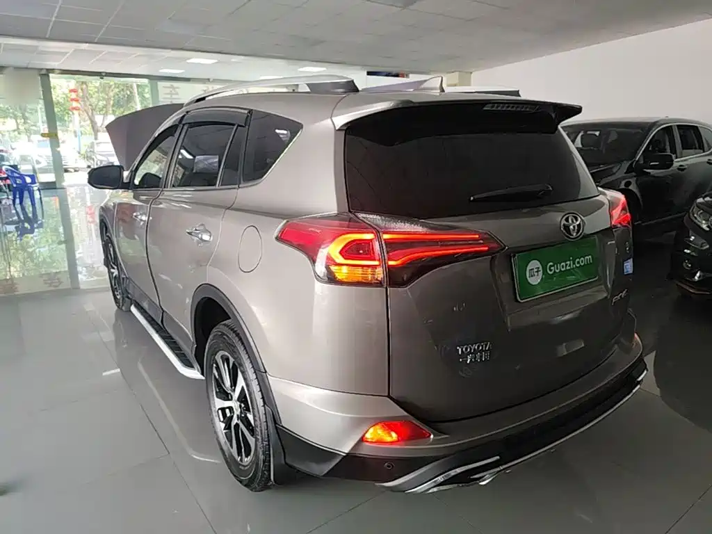 Toyota RAV4 — фото 5