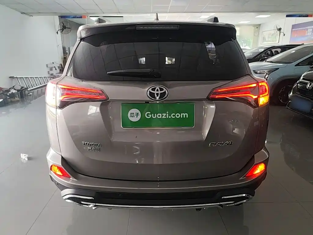 Toyota RAV4 — фото 6