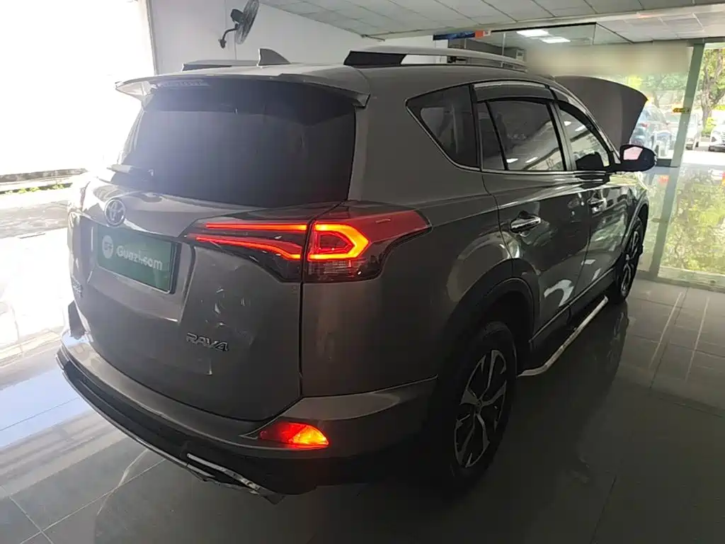 Toyota RAV4 — фото 7