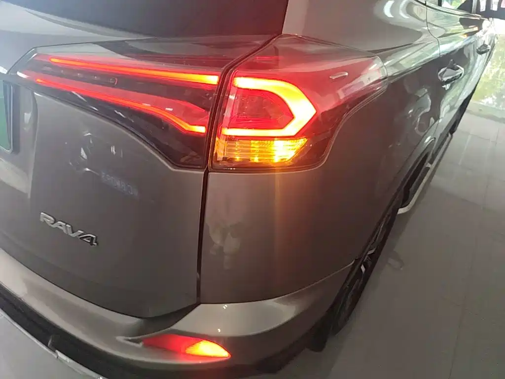 Toyota RAV4 — фото 8