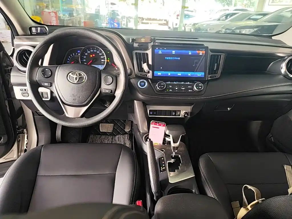 Toyota RAV4 — фото 10
