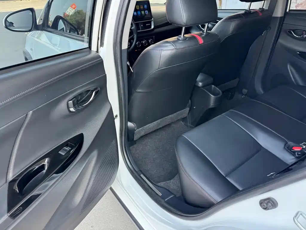 Toyota Yaris L — фото 11