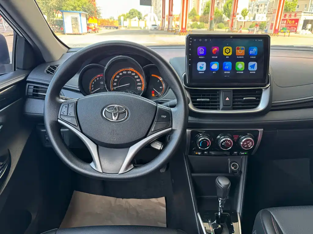 Toyota Yaris L — фото 13