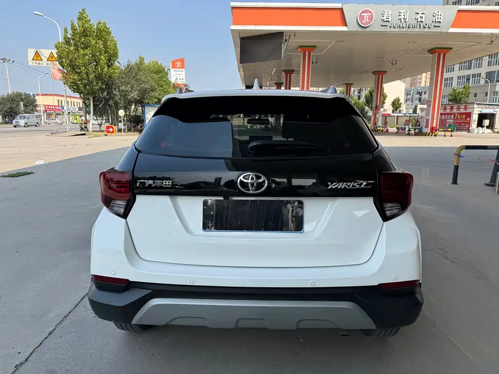 Toyota Yaris L — фото 14