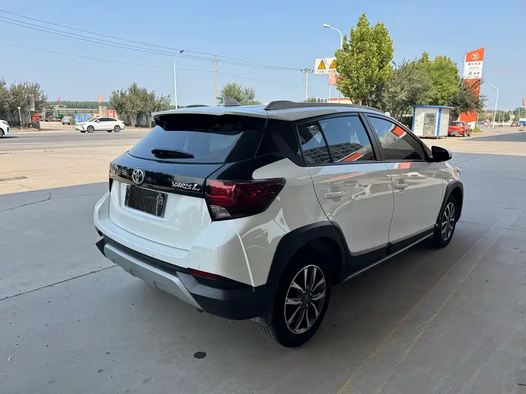 Toyota Yaris L — фото 15