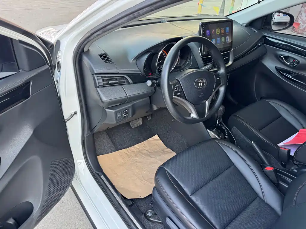 Toyota Yaris L — фото 7