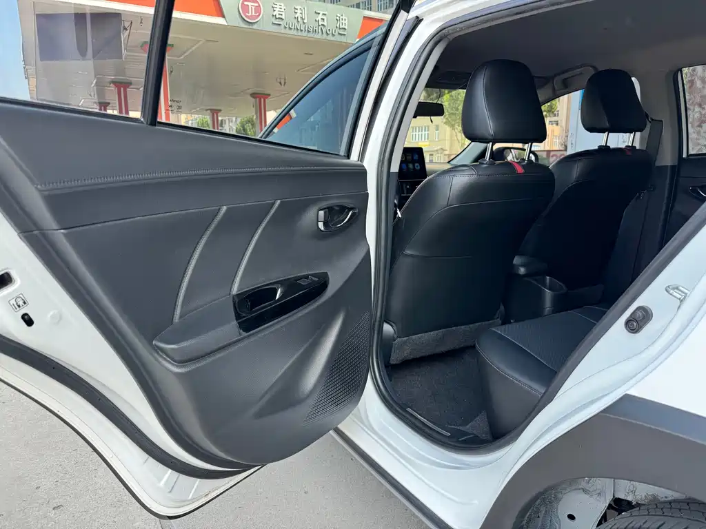 Toyota Yaris L — фото 8