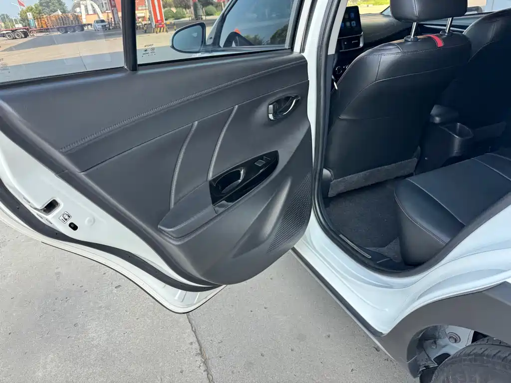 Toyota Yaris L — фото 10