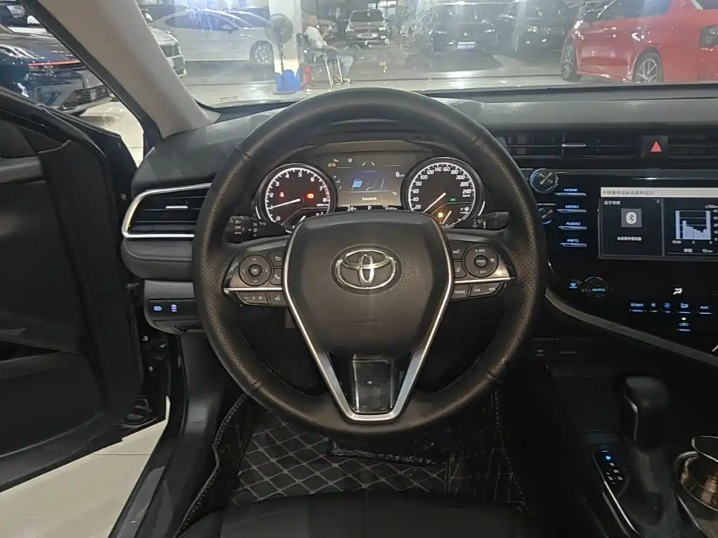 Toyota Camry — фото 11