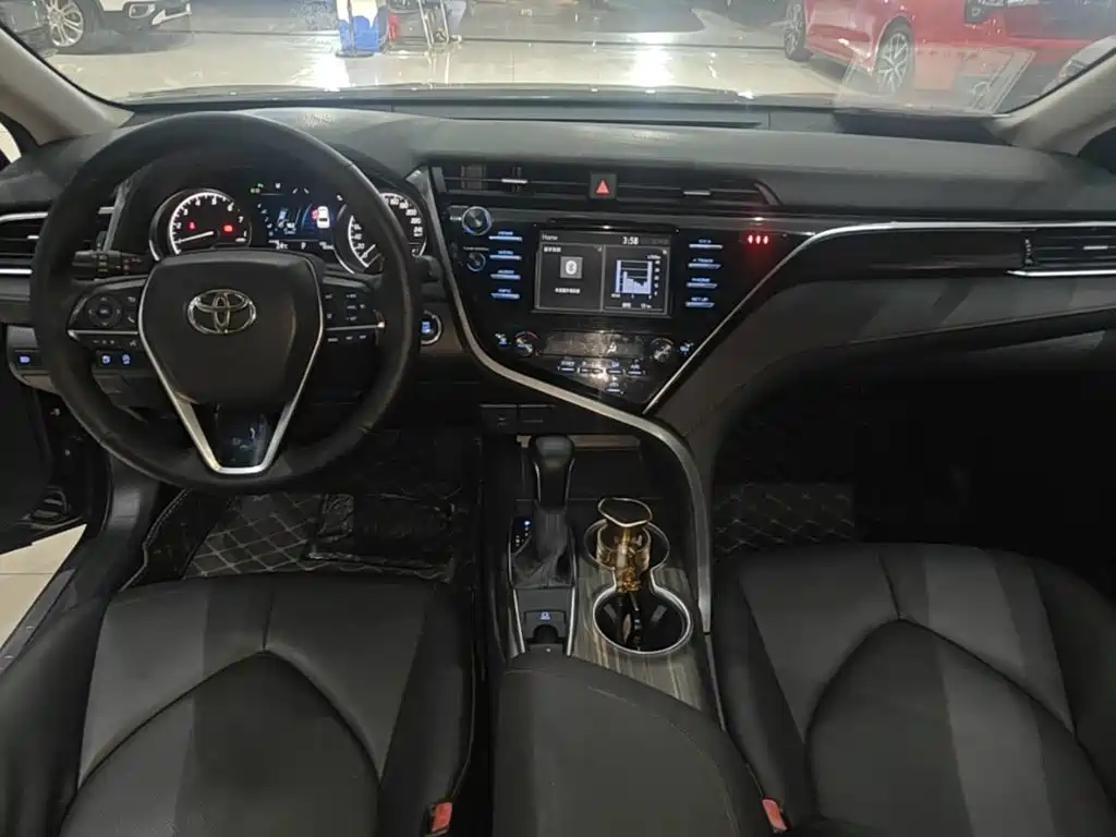 Toyota Camry — фото 10