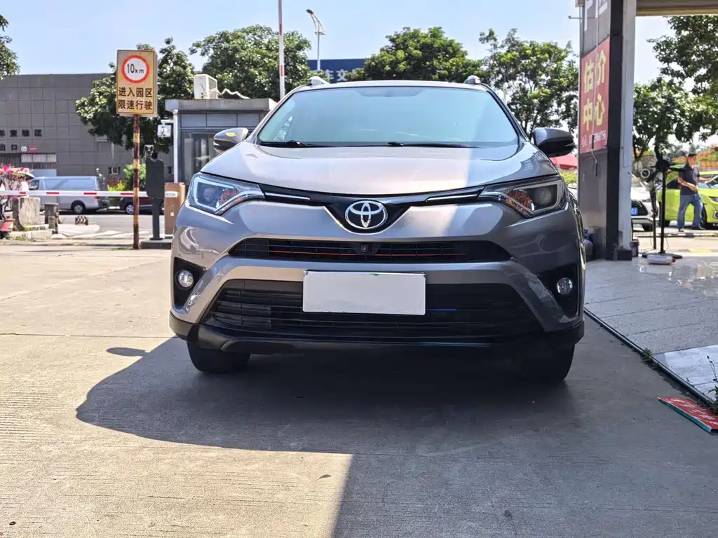 Toyota RAV4 — фото 2