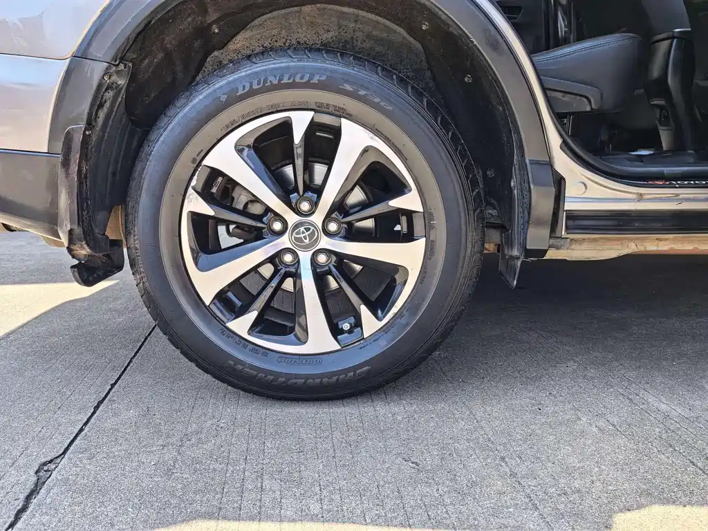 Toyota RAV4 — фото 11